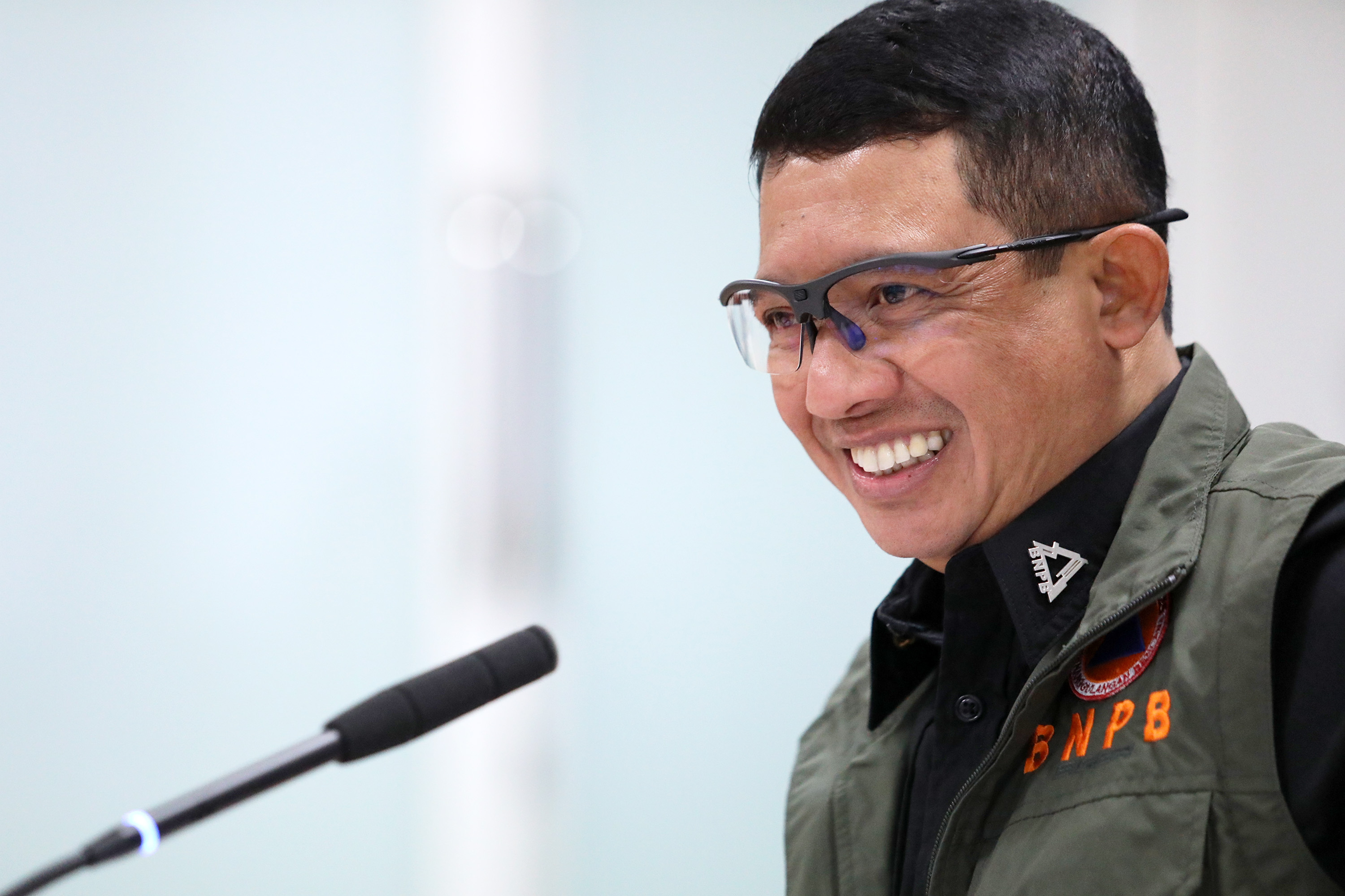 Kepala BNPB Letjen TNI Suharyanto memberikan arahan terkait perkembangan penanganan darurat bencana tanah longsor dan banjir lahar dingin gunungapi Semeru kepada Pemerintah Provinsi Jawa Timur dan Pemerintah Kabupaten Lumajang di Gedung Graha BNPB, Jakarta Timur, Selasa (11/7).